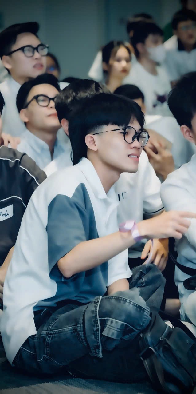 Nguyễn Quang Hảo attending a student event with friends